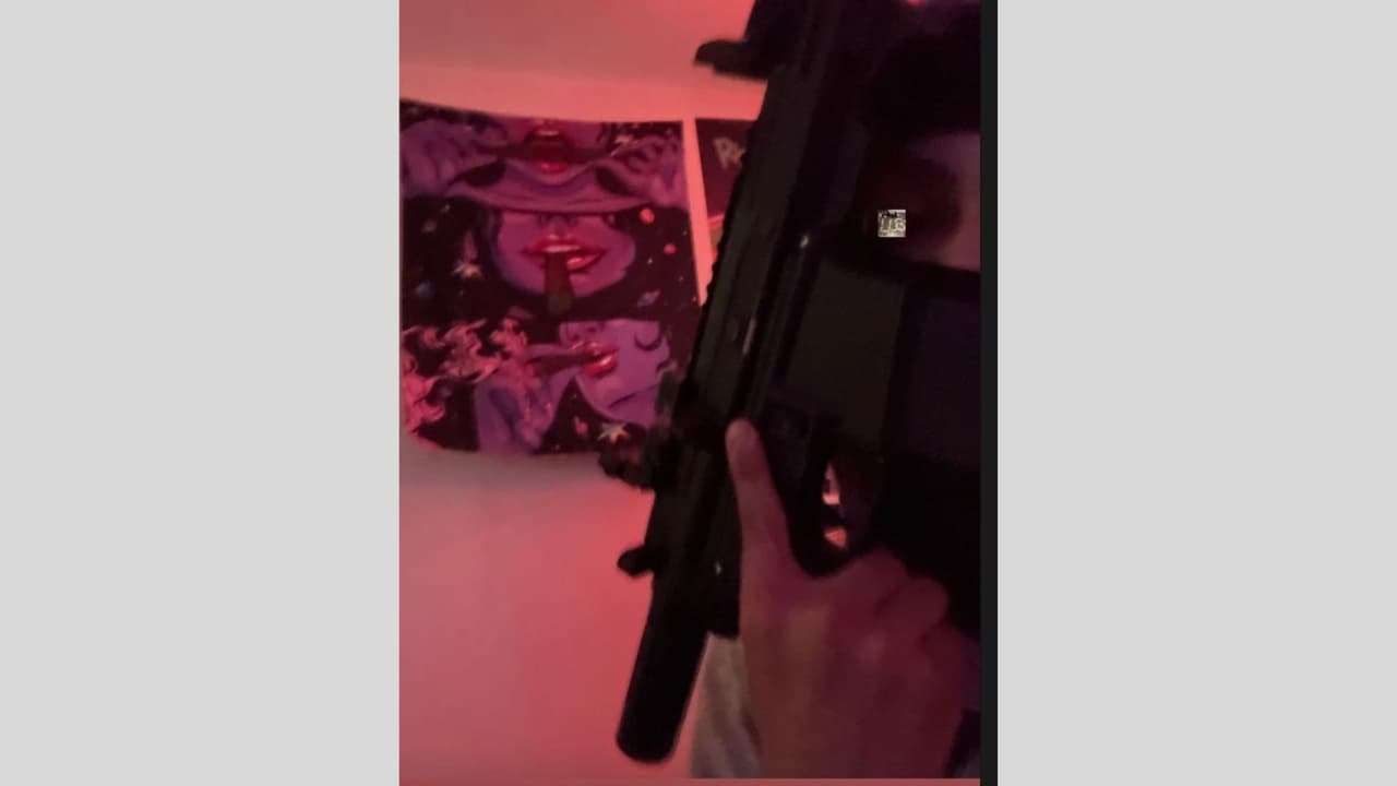 “Estos no son delincuentes menores, estos son adolescentes armados, organizados y peligrosos que han demostrado en varias ocasiones su voluntad de usar la violencia”, dijo el Teniente de la Sección de Crímenes Mayores, Justin Miller.
<br>
<br>El Departamento de Policía de Cedar Park agradeció el trabajo en equipo del Departamento de Policía de Austin, la Oficina del Sheriff del Condado Williamson, el Departamento de Policía de Austin ISD y el equipo SWAT regional del Centro de Texas.