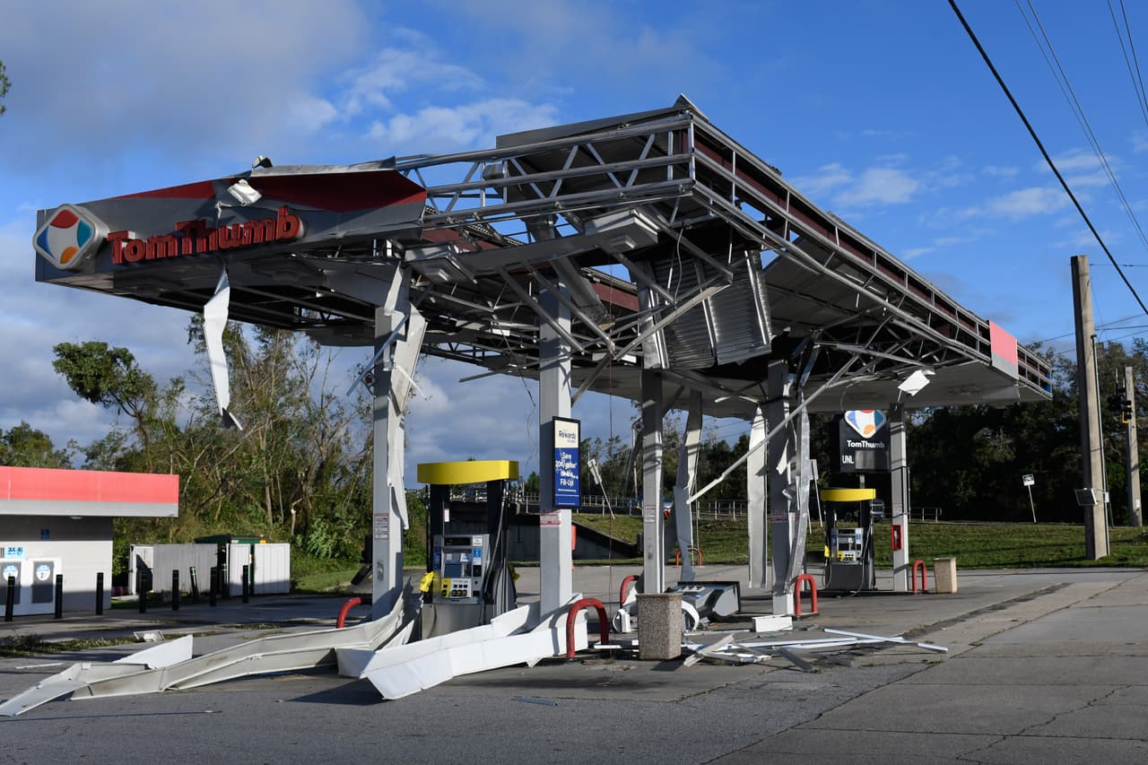 En la misma zona, Milton, Florida, una estación de gasolina quedó semidestruida.