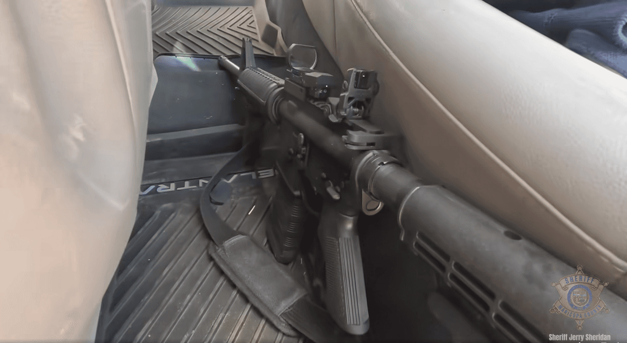 El conteo incluyó 18.000 dólares, junto con cuatro pistolas y un rifle tipo AR-15 decomisados durante el operativo.