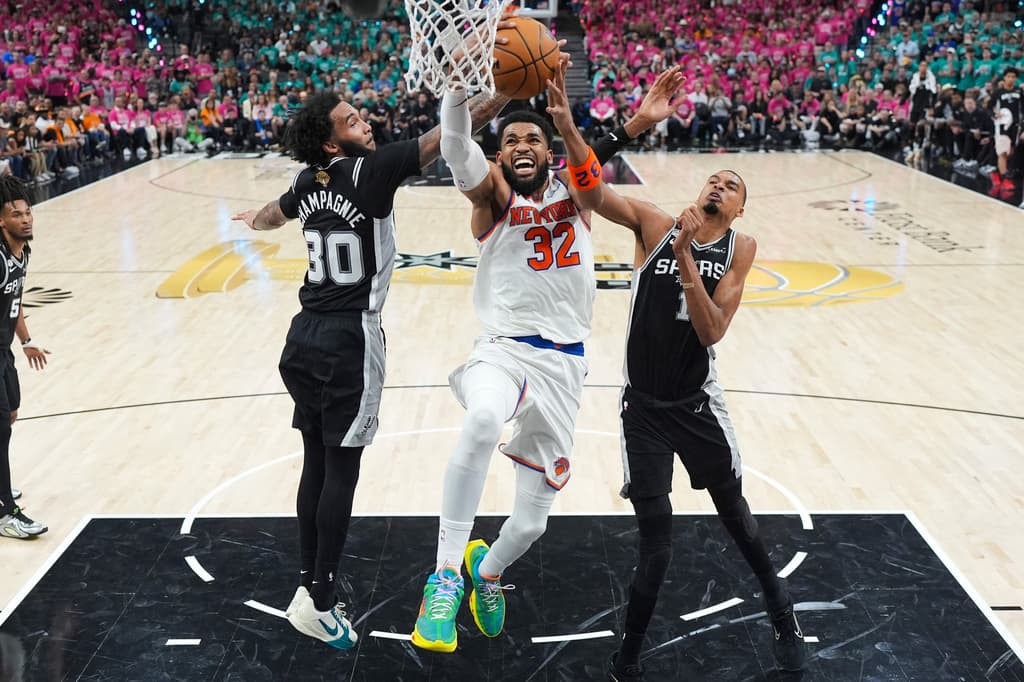 "Mi madre, incluso hasta el día en que falleció, no entendía mucho de las reglas de la NBA, pero sí sabía una cosa: que
<b>solo los mejores juegan y rinden en el Madison Square Garden</b>", declaró el pívot conocido como KAT (por sus iniciales).