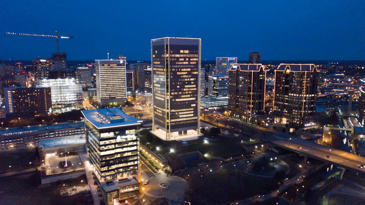 13.-
<b>Richmond, Virginia:</b> Su posición dentro del ranking está marcada principalmente por los resultados obtenidos en seguridad del hogar y la comunidad, categoría en la que ocupa el puesto 174, uno de sus principales puntos de rezago. Con una puntuación total de 41.06, la ciudad presenta un contraste entre dimensiones: mientras alcanza una posición más favorable en riesgo de desastres naturales (70), mantiene una clasificación baja en seguridad financiera (125). En conjunto, sus indicadores muestran que el mayor desafío se concentra en las condiciones de seguridad del entorno comunitario.
