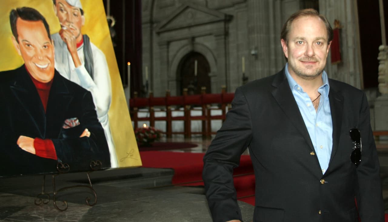Mario Moreno Ivanova celebró junto a amigos y familiares una misa en la Catedral Metropolitana del Centro Histórico de la capital mexicana para conmemorar el 18 aniversario luctuoso de su papá, Mario Moreno 'Cantinflas' el 20 de abril 2011.