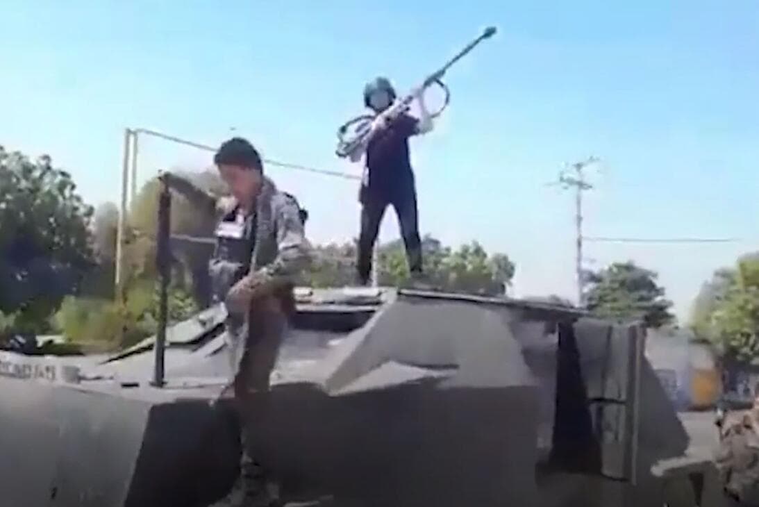 En un bullicioso paseo en Aguililla, Michoacán, el cartel exhibió en una grabación sus trofeos de guerra: dos vehículos blindados de fabricación casera, semejantes a tanques, de los que presumen como "otro regalito" arrebatado al cartel rival de Los Viagras.