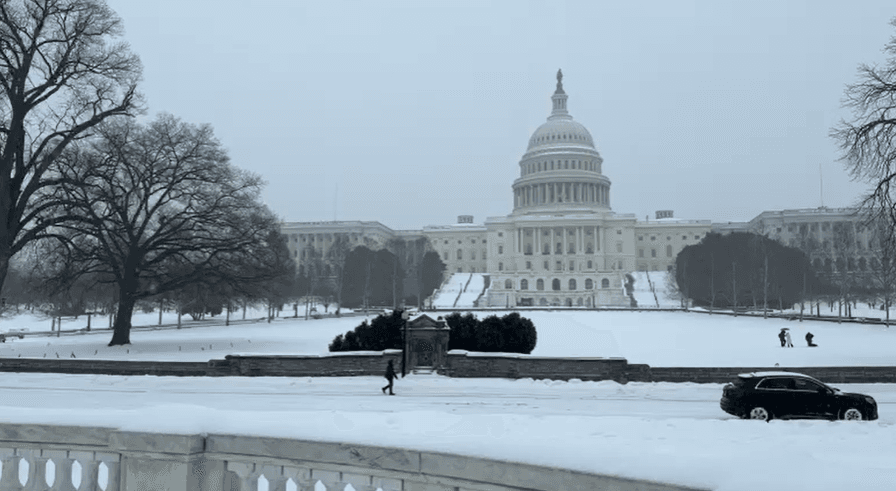La capital del país, Washington DC, se pintó de blanco por la nieve y aunque se recomendó no salir, varios autos fueron captados circulando cerca de la Casa Blanca y el Capitolio.