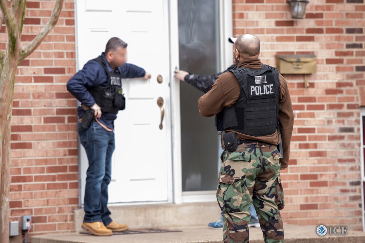 <b>Si la policía o ICE llegan a tu casa</b>. Mantén la calma y cierra la puerta. Es más seguro hablar con ICE a través de la puerta hasta que veas un registro judicial adecuado o una orden de arresto.