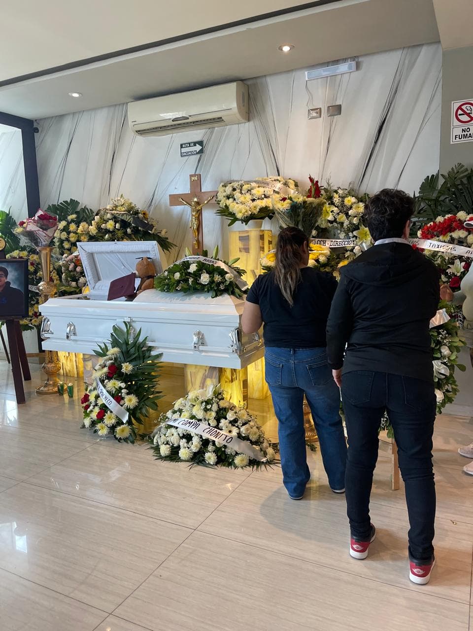 Hoy, mientras su familia acompaña a Kevin en Durango, en su segundo día de velación, en la funeraria
<b> hay fotografías de él y de su familia, aunque sin la presencia de Jovany.</b>
