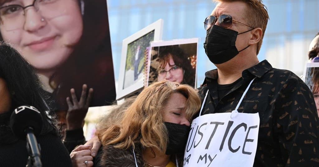 Los padres de Valentina Orellana-Peralta no pudieron contener las lágrimas durante una conferencia de prensa realizada frente al Departamento de Policía de Los Ángeles. La madre de la menor narró los últimos momentos que vivió con su hija. "No pude hacer nada", dijo.