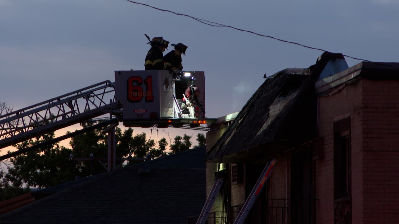 Las labores para controlar el fuego en el edificio, que contaba con
<b>12 departamentos, </b>se extendieron por varias horas.
<br>
<br>No fue sino hasta cerca de las
<b>6 de la madrugada</b> cuando los bomberos comenzaron a retirarse del lugar.