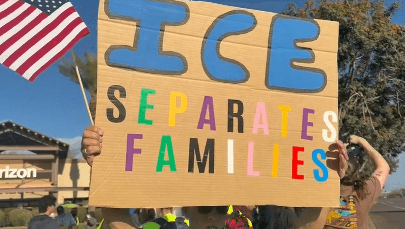También en Arizona se ha dado un
<b>aumento en los <a href="https://www.univision.com/local/arizona-ktvw/ice-arresta-a-tres-inmigrantes-cerca-de-una-escuela-en-tucson-se-trasladaban-a-una-cita-medica-video" target="_blank">operativos migratorios</a></b>, lo que ha
<a href="https://www.univision.com/local/arizona-ktvw/habitantes-de-tucson-se-preparan-para-posibles-operativos-de-ice-video" target="_blank">alarmado a activistas, defensores de derechos humanos y a la comunidad inmigrante</a> en general.