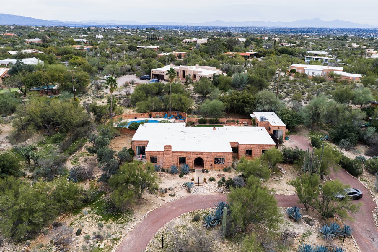 La vivienda de Nancy Guthrie se ubica en el
<b>acomodado barrio de Catalina Foothills</b>, en Tucson, al sur de Arizona.