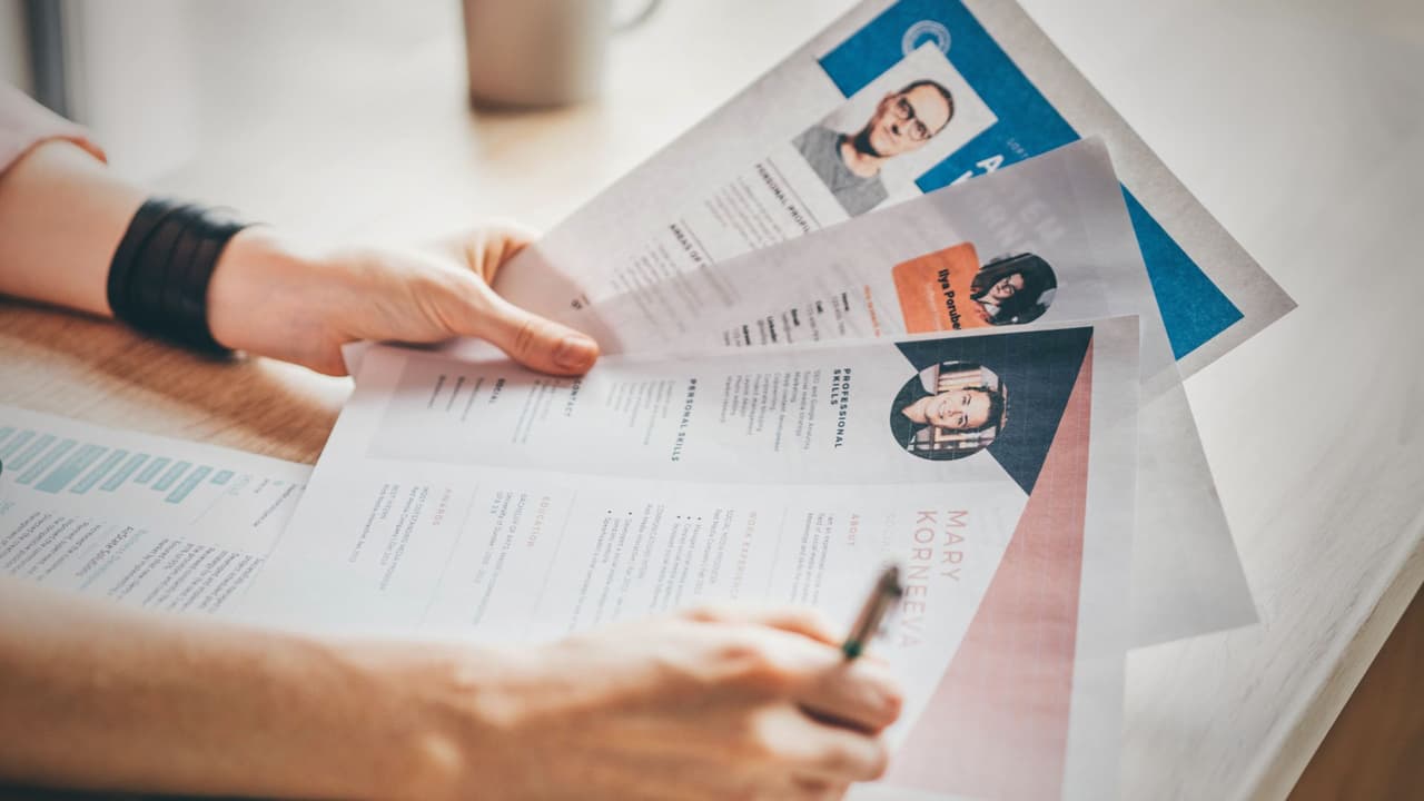 Economía de Estados Unidos suma 178,000 empleos; tasa de desempleo cae a 4.3%