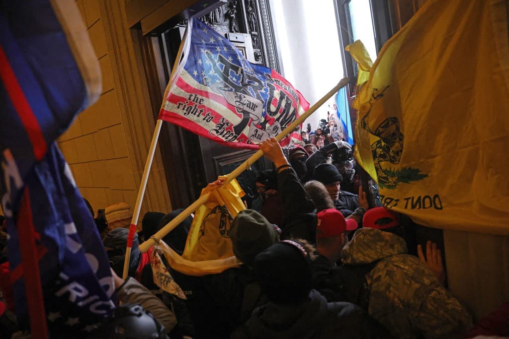 WASHINGTON, DC - JANUARY 06: Protesters supporting U.S. President Donald Trump break into the U.S. Capitol on January 6, 2021 in Washington, DC. Congress held a joint session today to ratify President-elect Joe Biden's 306-232 Electoral College win over President Donald Trump. Pro-Trump protesters entered the U.S. Capitol building during demonstrations in the nation's capital. Win McNamee/Getty Images/AFP (Photo by WIN MCNAMEE / GETTY IMAGES NORTH AMERICA / Getty Images via AFP)