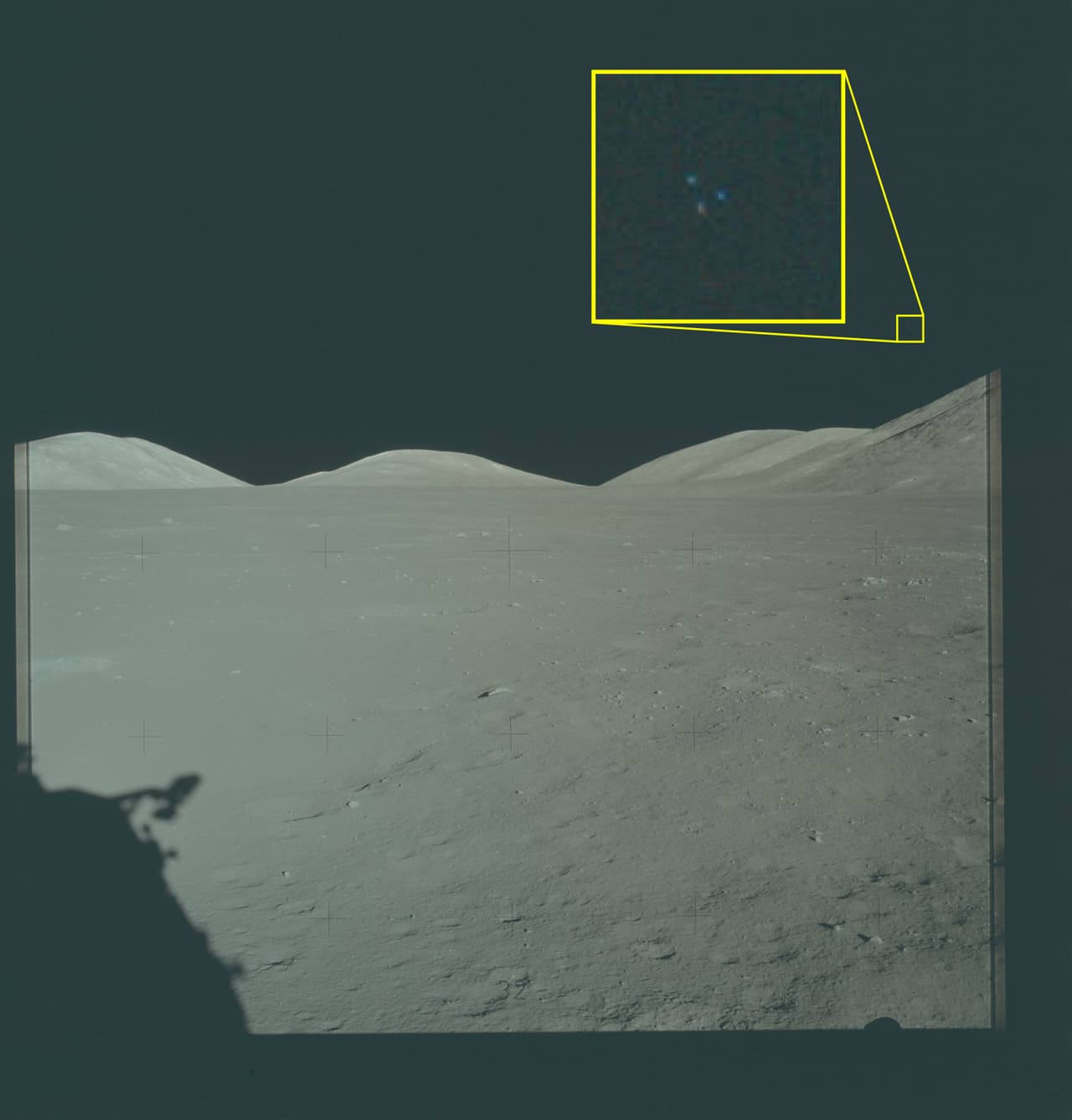 Como parte de la revisión de materiales históricos sobre fenómenos aéreos no identificados (UAP) en el marco del programa PURSUE, el Departamento de Vida Silvestre (DOW) ha abierto un caso para investigar la fotografía adjunta de la NASA, tomada en diciembre de 1972 durante la misión Apolo 17. La imagen contiene tres puntos en formación triangular en el cuadrante inferior derecho del cielo lunar, claramente visibles al ampliarla. Si bien esta fotografía ya se había publicado y analizado por observadores expertos, no existe consenso sobre la naturaleza de la anomalía.
<br>
<br>Un nuevo análisis preliminar del gobierno estadounidense sugiere que la característica de la imagen podría ser el resultado de un objeto físico en la escena. Además, como parte de esta investigación, el gobierno ha obtenido la película original de la misión Apolo 17 y los resultados del análisis completo de la NASA y el DOW se publicarán una vez finalizado.