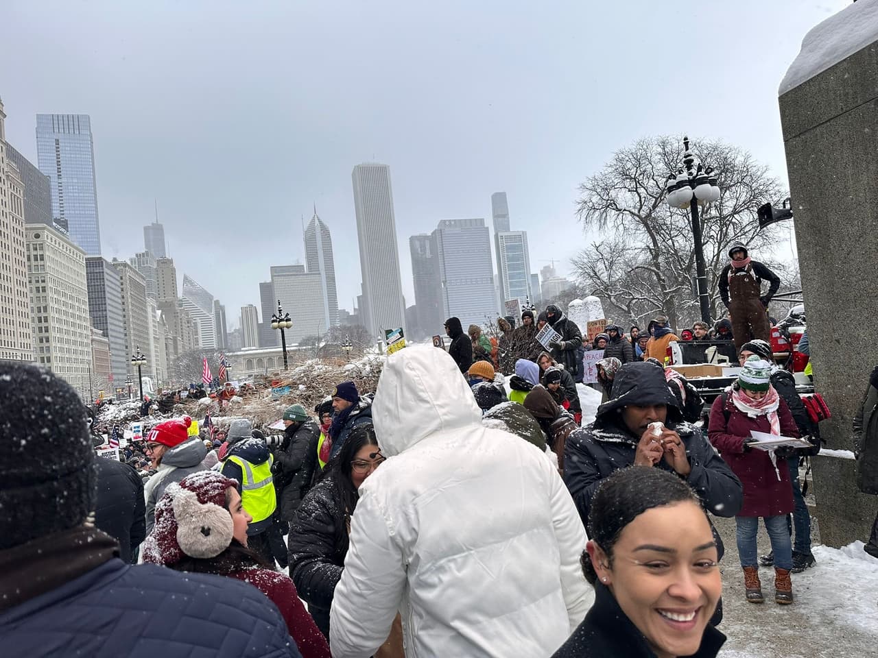 Mientras recorrían las calles de B. Wells, pasando por Michigan y terminando en la Plaza Federal, otro grupo de manifestantes se unió a la misma causa y gritó de manera unida contra la conformidad ante los recientes asesinatos,
<a href="https://www.univision.com/local/chicago-wgbo/pudo-haber-sido-cualquiera-temor-tras-la-muerte-de-una-mujer-baleada-por-ice-en-minneapolis-video" target="_blank">como el de Renne Good </a>, ocurrido hace apenas tres semanas en Minneapolis y quien fue asesinada por agentes federales.