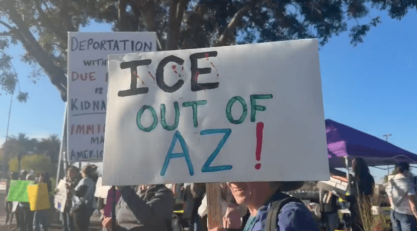 Tanto los mensajes escritos como las consignas que se gritaron iban encaminadas a
<b>pedir que los agentes del Servicio de Inmigración y Control de Aduanas se mantengan fuera del territorio estatal</b>.