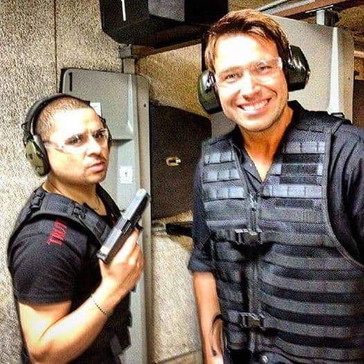 El cantante de corridos pesados gusta de presumir a sus amigos, sean famosos o desconocidos. En este caso Larry Hernández compartió una foto con su amigo Rafael Amaya, actor de 'El Señor de los cielos', y lo 'balconeó' diciendo que 'Rafa' no sabía tomar un arma.