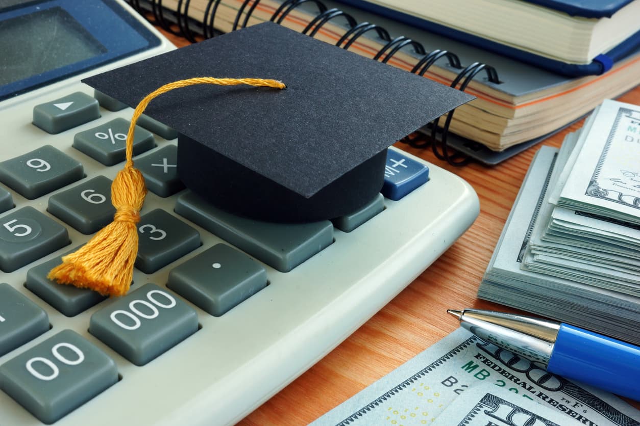 <h3 class="cms-H3-H3">5.- <b>Servicio militar</b></h3>
<br>
<br>El servicio al país viene con una gran cantidad de beneficios educativos, incluidos varios programas de pago de préstamos estudiantiles.
<br>
<br>Los soldados en servicio activo en el Ejército, por ejemplo, son elegibles para una cancelación de hasta $65,000 si aceptan tres años de servicio. Lo mismo sucede para aquellos que se alistan en la Armada.
<br>
<br>Los miembros de las fuerzas armadas también son elegibles para el PSLF.