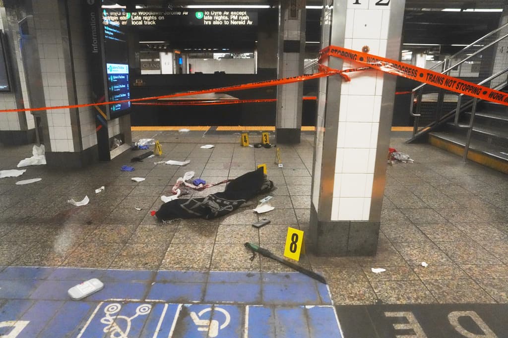 Además del machete, en la escena quedaron otras piezas de evidencia que están siendo analizadas por las autoridades.