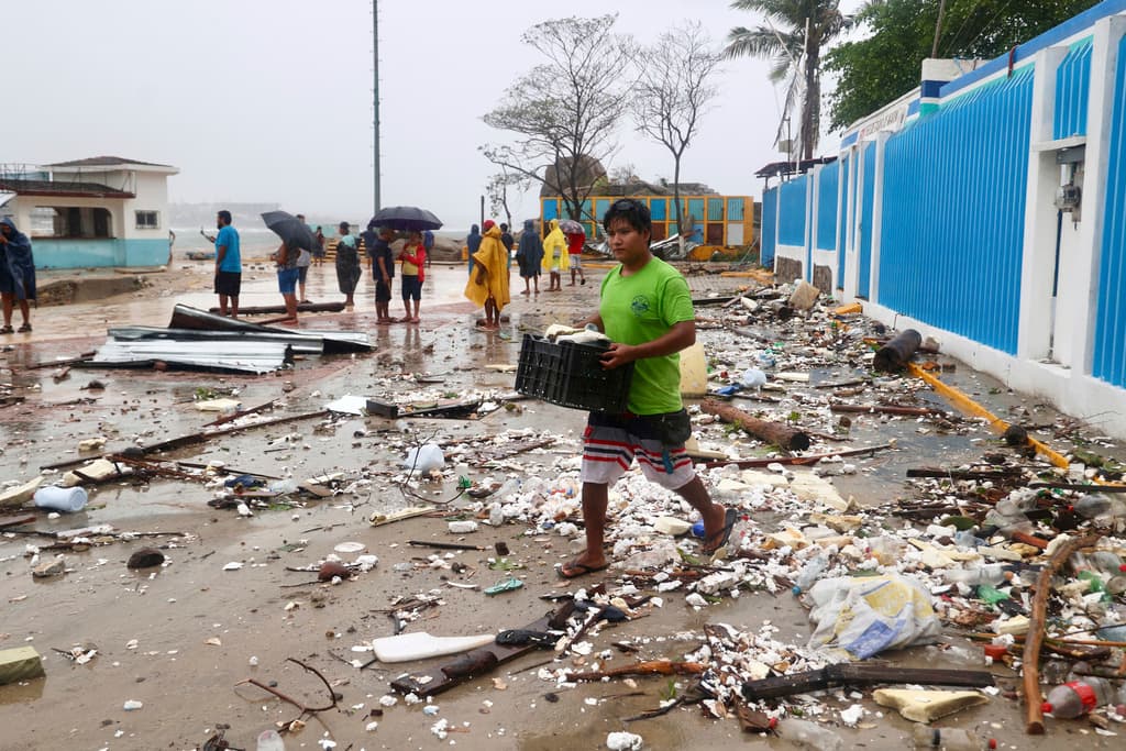 Erick se debilita a depresión tropical sin causar grandes daños en el oeste de México