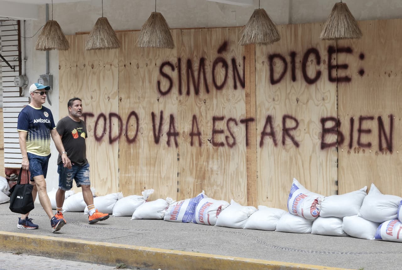 Últimas noticias de los huracanes EN VIVO hoy: El huracán Simón se debilita a categoría 3 mientras continúa avanzando en paralelo a las costas mexicanas