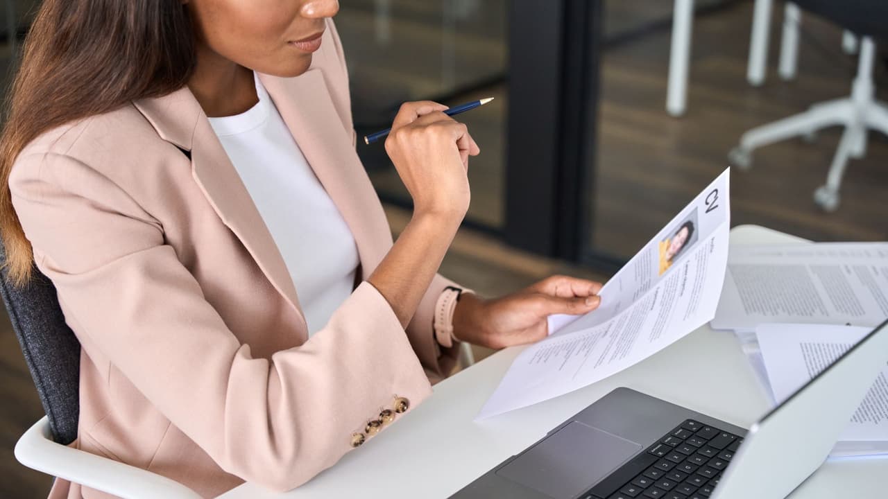 <h3 class="cms-H3-H3">Programas adicionales de apoyo </h3>Además del seguro de desempleo, Texas Workforce Commission ofrece otros programas para ayudar a las personas a volver al mercado laboral.
<br>👉🏻
<b>RESEA: </b>Algunos solicitantes son seleccionados para el programa de servicios de reempleo. Es obligatorio y ofrece orientación personalizada y un plan para encontrar trabajo más rápido.
<br>👉🏻
<b>Capacitación laboral:</b> A través de las juntas locales de empleo y del programa federal de desarrollo laboral, es posible acceder a cursos y certificaciones para mejorar las oportunidades de empleo.
<br>👉🏻
<b>Rapid Response: </b>Cuando ocurre un despido masivo, equipos de la agencia pueden visitar la empresa para orientar a los trabajadores afectados y explicar los recursos disponibles.
<br>👉🏻
<b>Rehabilitación vocacional: </b>Este programa está dirigido a personas con discapacidad que necesitan apoyo para prepararse, conseguir o mantener un empleo.
<br>👉🏻
<b>Shared Work: </b>Permite que empleados cuyos horarios fueron reducidos reciban una parte del seguro de desempleo mientras continúan trabajando menos horas.