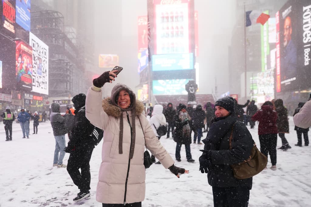 El domingo, 25 de enero, en el corazón de la ciudad de Nueva York, la turística Times Square, la temperatura rondaba los 12 grados Fahrenheit (-11 Celsius). Lo bueno para las personas que salieron a la calle fue que pudieron tomar fotos y vivir algunas experiencias memorables.