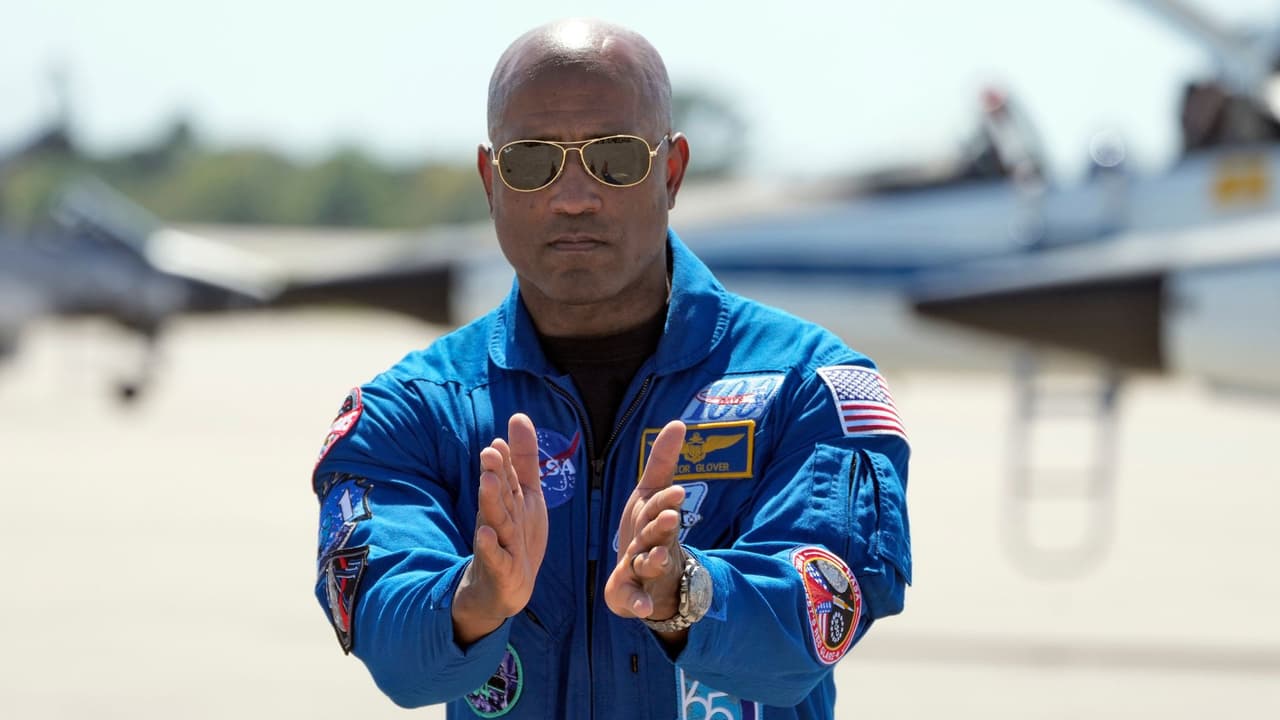 <h3 class="cms-H3-H3">Quién es Victor Glover </h3>Nacido en 1976 en California, Glover es
<b><a href="https://www.univision.com/local/houston-kxln/victor-glover-astronauta-nasa-artemis-ii-luna" target="_blank">capitán de la Marina de Estados Unidos, piloto y graduado en ingeniería.</a></b>
<br>Fue seleccionado como astronauta por la NASA
<b>en 2013.</b>
<br>Antes de Artemis II, participó en
<b>una misión de larga duración en la Estación Espacial Internacional. </b>
<br>En ese vuelo se convirtió en
<b>el primer afroamericano en permanecer durante meses como parte de una expedición continua</b> en ese laboratorio orbital.
