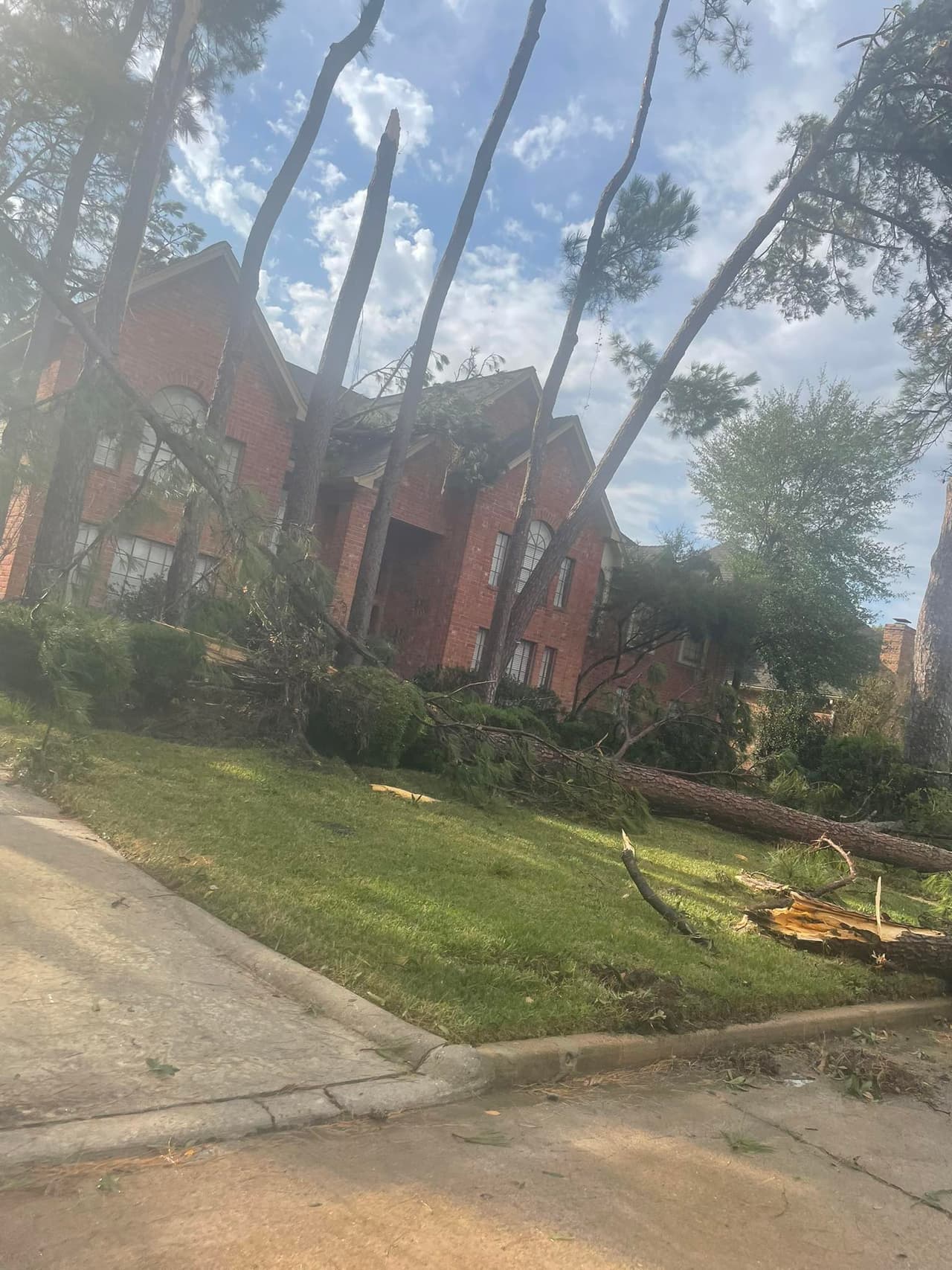Los equipos de Bomberos y EMS realizaron evaluaciones médicas casa por casa, revisaron estructuras dañadas
<b>y atendieron riesgos inmediatos como fugas de gas y cables energizados.</b>