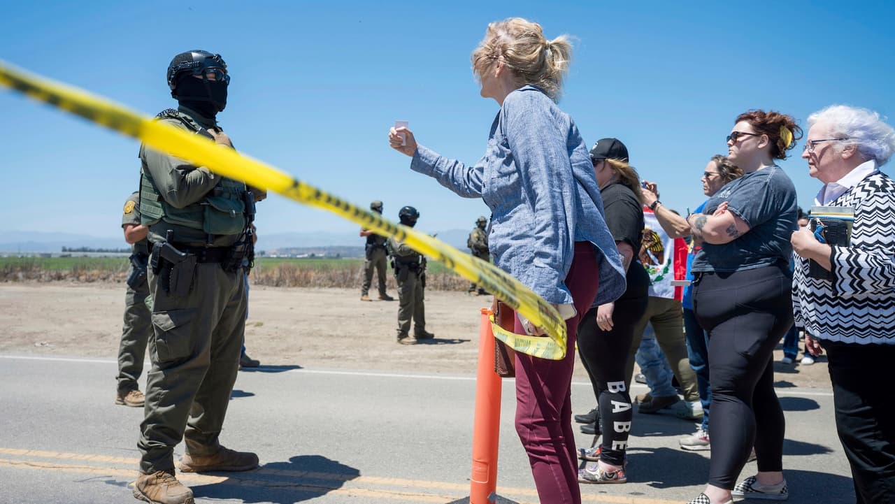 Se reportaron daños a vehículos oficiales y un sujeto no identificado abrió fuego contra agentes, lo que llevó al
<a href="https://www.univision.com/local/los-angeles-kmex/fbi-ofrece-recompensa-50000-sospechoso-disparar-redada-camarillo">FBI a ofrecer una recompensa de $50,000 </a>por su identificación.