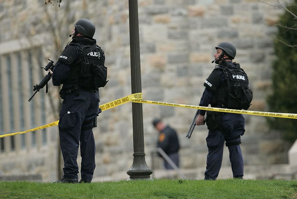 <b>2. Tiroteo en Virginia Tech (nstituto Politécnico y Universidad Estatal de Virginia), en Blacksburg, Virginia</b>, 16 de abril de 2007. 32 muertos y 17 heridos. Seung-Hui Cho, un estudiante surcoreano residente en EEUU de 23 años disparó con dos pistolas de mano semiautomáticas y casi 400 rondas de munición en un edificio de dormitorios en Norris Hall, un campus de la universidad. Cho tenía problemas de salud mental. Dos años antes una corte le había diagnosticado como mentalmente enfermo, por lo que resurgió el debate sobre la necesaria comprobación de antecedentes a la hora de poder comprar un arma.