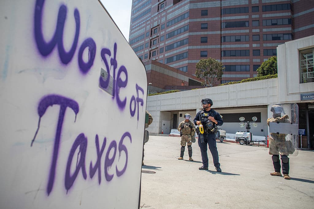 En Los Ángeles, California, algunos de los manifestantes expresaron su 'Rabia contra el régimen' frente a los militares que aún protegen el Centro Federal y de Detención Edward R. Roybal. Uno llevó esta pancarta en la que claramente les deja saber que
<b><a href="https://www.univision.com/local/los-angeles-kmex/retiran-1300-efectivos-guardia-nacional-desplegados-los-angeles" target="_blank">su despliegue le parece un mal uso del dinero que se paga en impuestos</a></b>.
