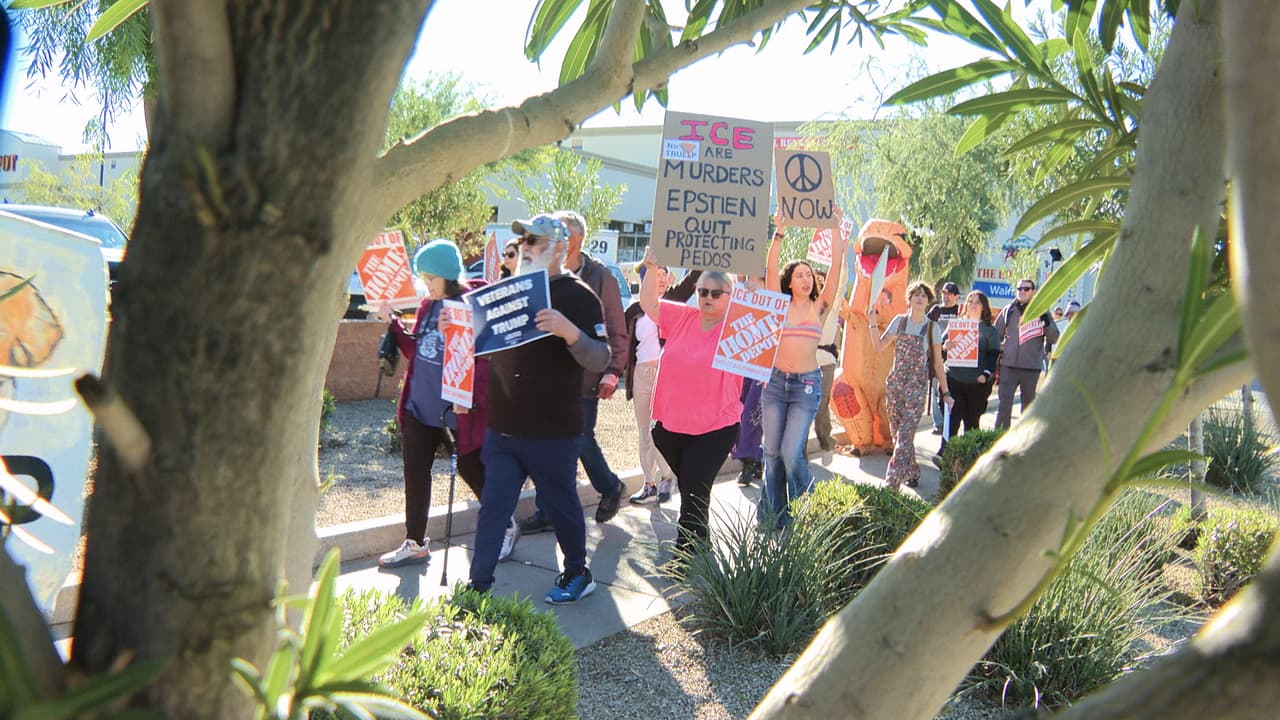 Decenas de personas respondieron al llamado,
<b>portando pancartas y gritando consignas</b>; todo, en completa calma.