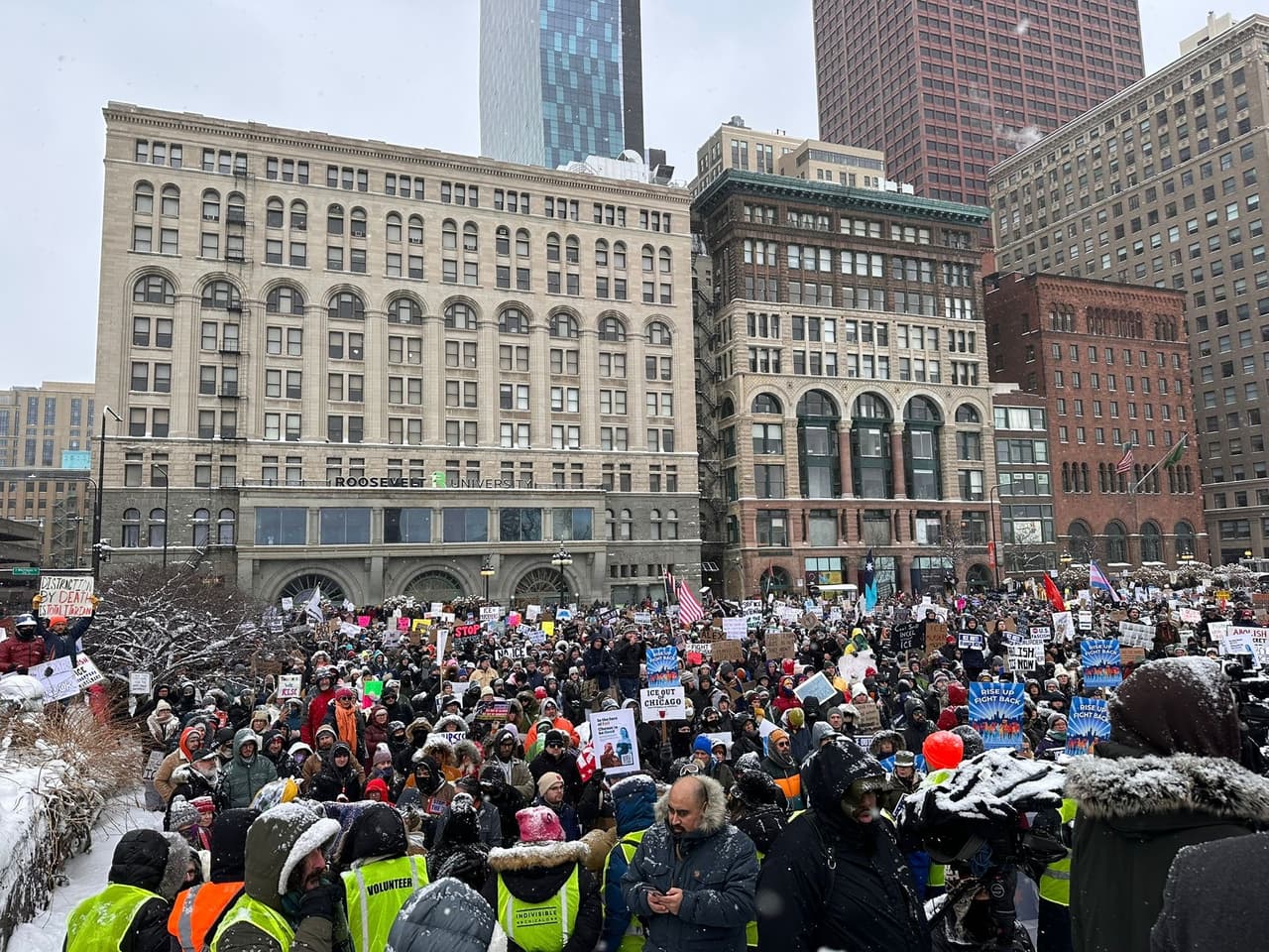 La muerte del ciudadano estadounidense
<b><a href="https://www.univision.com/local/chicago-wgbo/autoridades-de-illinois-reaccionan-a-la-muerte-de-alex-pretti-en-minneapolis" target="_blank">Alex Jeffrey Pretti,</a></b> ocurrida el 24 de enero en Minneapolis a manos de agentes federales, ha generado preocupación, enojo e indignación en Illinois, estado del que era originario.