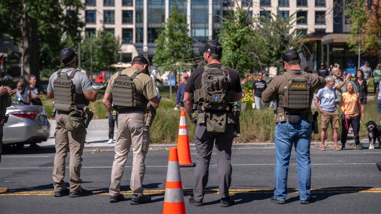 <h3 class="cms-H3-H3">Qué pasa con las mujeres detenidas</h3> Aunque las mujeres son menos,
<b>enfrentan situaciones más graves dentro de los centros</b>.
<br>En octubre, la Unión Americana de Libertades Civiles (ACLU)
<b>denunció casos de negligencia médica y malos tratos a mujeres embarazadas</b>.
<br>Otras organizaciones, como la Feminist Majority Foundation y Human Rights Watch,
<b>alertaron sobre falta de atención médica, estrés extremo y acoso dentro de las instalaciones. </b>
<br>Además, el Vera Institute of Justice advirtió que
<b>ICE dejó de publicar información sobre mujeres transgénero</b>, lo que hace más difícil saber qué ocurre realmente dentro de los centros.