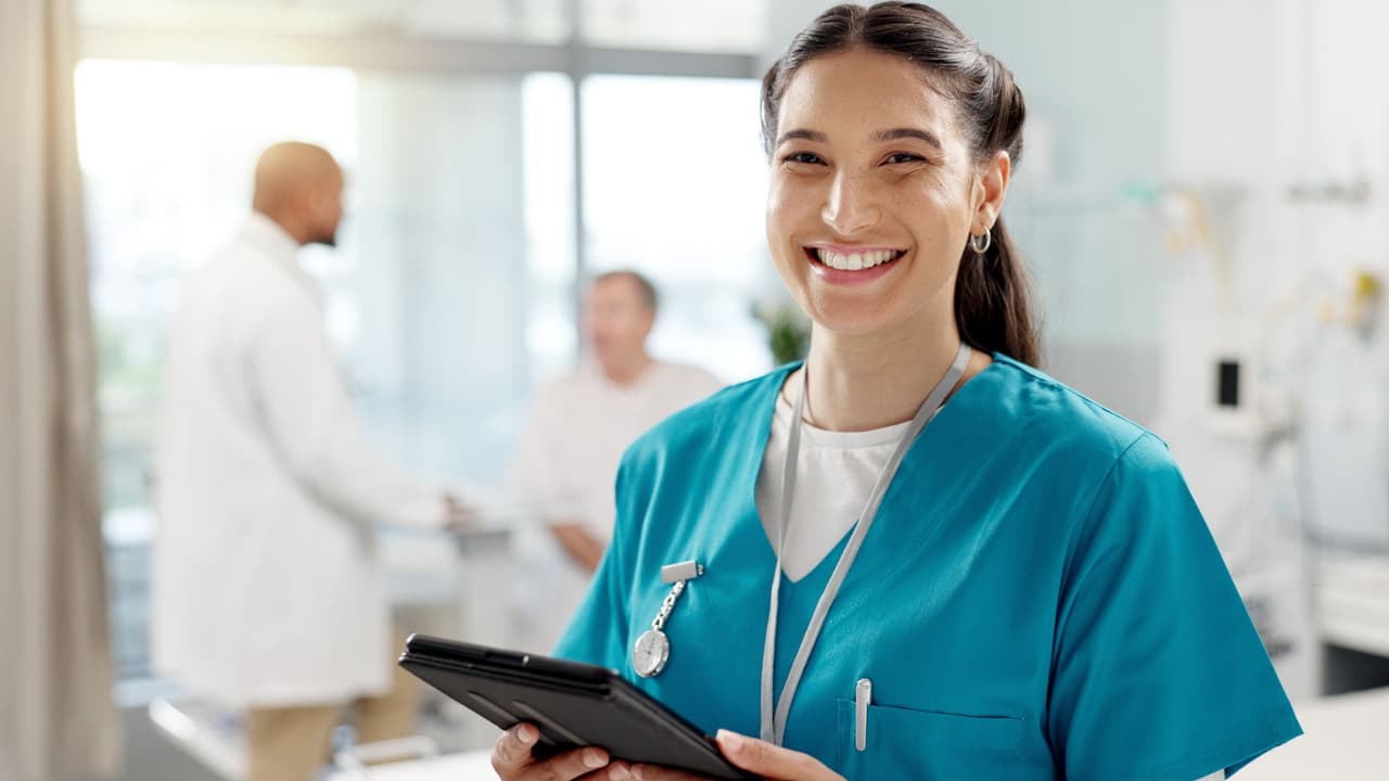 <h3 class="cms-H3-H3">Salud: una necesidad que no se detiene</h3> Texas
<b> está creciendo y también envejeciendo.</b> TWC advierte que el sistema de salud enfrentará
<b>un déficit de personal en la próxima década</b>. Eso significa más trabajo para:
<br>
<b>Enfermeras y enfermeros registrados</b> (RN).
<br>
<b>Asistentes de salud en el hogar</b>, que apoyan a personas mayores o con discapacidad.
<br>
<b>Terapeutas físicos y ocupacionales</b>.
<br>La razón es simple:
<b>la población envejece, y cada vez más familias necesitan apoyo en cuidados de largo plazo</b>.
<br>Incluso en puestos básicos, como los asistentes de salud, hay programas de certificación rápida que abren la puerta al mercado laboral en pocos meses.
