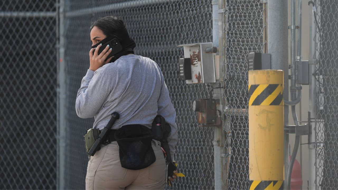 <b>2. Los cruces fronterizos son sobre todo de hombres adultos</b>
<br>La Patrulla Fronteriza (CBP) informó que la mayoría de los migrantes que cruzan solos la frontera son hombres adultos.
<br>Ellos suelen ser enviados directamente a centros de detención, mientras que las mujeres con hijos o las familias completas son ubicadas en otros programas, como alternativas a la detención, que permiten seguir su proceso fuera de la cárcel.
<br>
<b>3. Más mujeres en programas de monitoreo</b>
<br>Los programas de Alternativas a la Detención (ATD) usan grilletes electrónicos o aplicaciones para monitorear a las personas en sus hogares.
<br>Según TRAC, a septiembre de 2025 había 181,210 personas bajo estos programas, y una buena parte eran mujeres y familias.
<br>Esto reduce aún más el número de mujeres dentro de los centros de detención física.