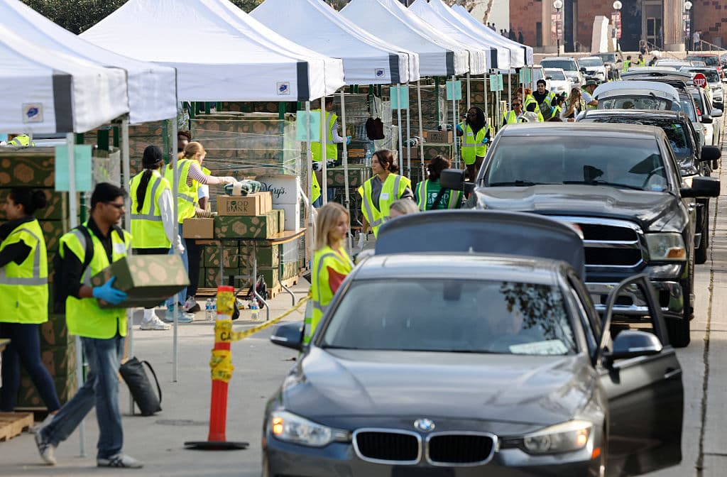La alcaldesa de Los Ángeles, Karen Bass, estimó que 600,000 beneficiarios de SNAP/CalFresh se afectarían, en caso de no recibir la ayuda para alimentos.