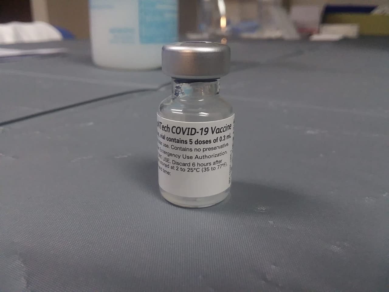 Las vacunas fueron creadas por lo laboratorios Pfizer y tienen sobre un 94% de efectividad.