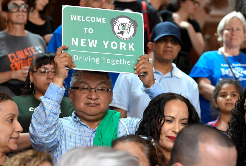 El departamento de Vehículos Automotores de Nueva York informa que "no es necesario ser ciudadano estadounidense para obtener una licencia de conducir, un permiso de conducir o una tarjeta de identificación para no conductores del estado de Nueva York".