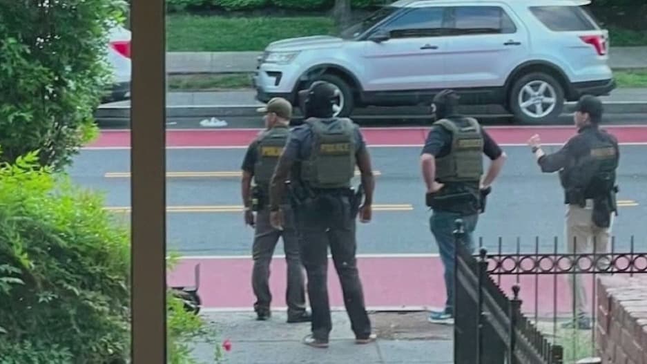Todo comenzó el martes 6 de mayo,
<b>agentes con las siglas del Departamento de Seguridad Nacional (DHS) </b>podían verse en las calles, pero sorpresivamente no solo se dirigieron a restaurantes, también llegaron a condominios y sitios residenciales.