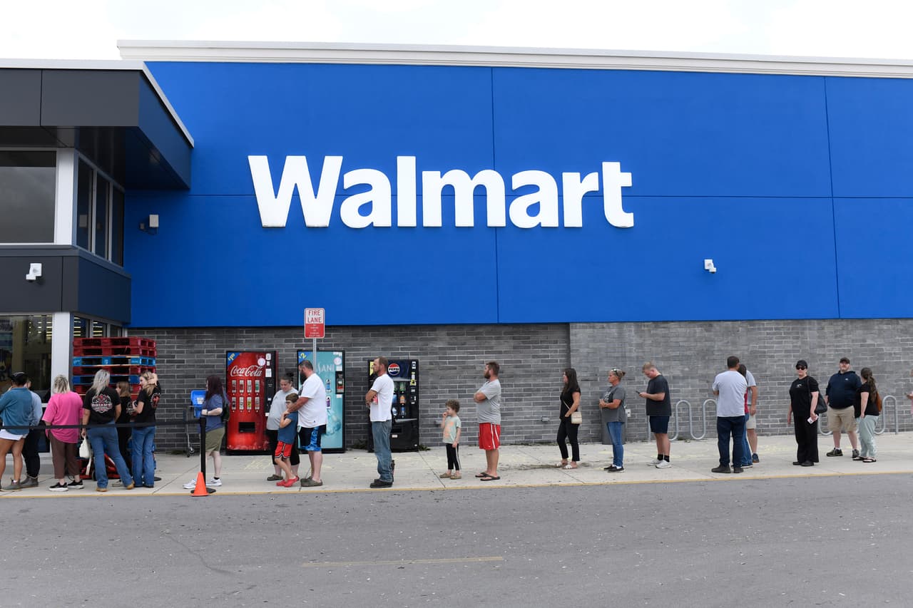 Tras el paso del huracán Isaias, los residentes de las zonas afectadas en Florida, acudieron a supermercados para comprar alimentos y suministros. Se podían observar largas filas para ingresar. Cuatro muertos y cerca
<b> de 800,000 clientes se quedaron sin luz eléctrica en Florida y Alabama, tras el paso del huracán Isaías, que impactó como categoría 2. </b>