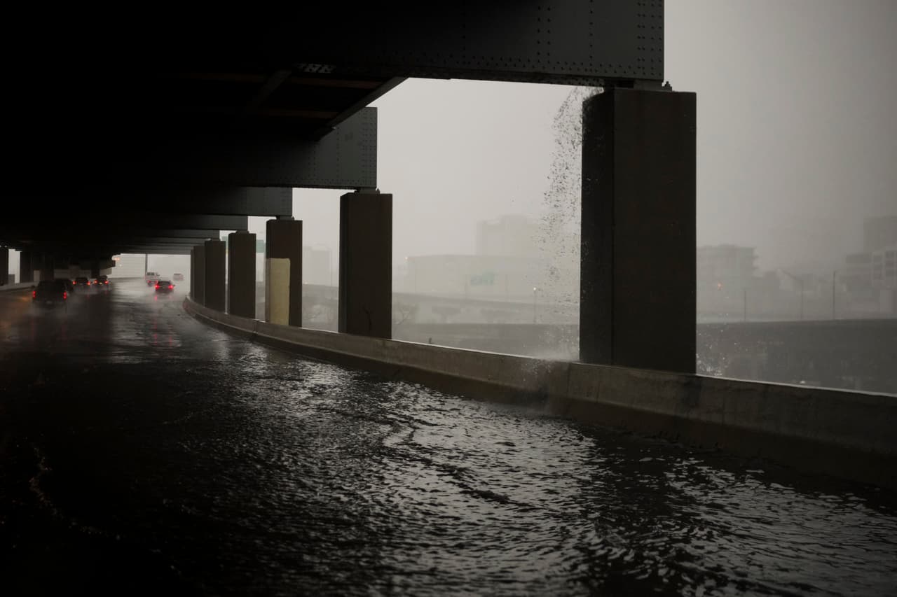 Un enorme sistema de tormentas causa apagones masivos en varios estados del Medio Oeste y Sur