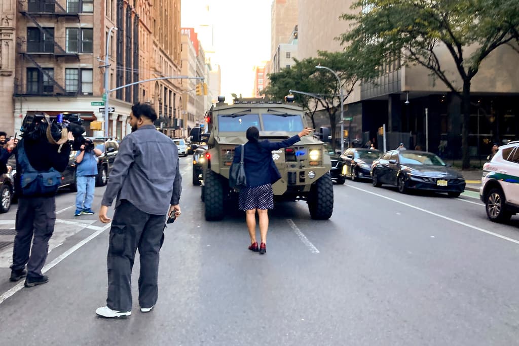 Un reportero de Associated Press observó la detención de un vendedor que comercializaba fundas de teléfono, una de varias detenciones realizadas en la zona.
<br>
<br>Un grupo de manifestantes rodeó a los agentes federales enmascarados e intentó bloquear sus vehículos mientras gritaban "ICE fuera de Nueva York". Los agentes de ICE, Patrulla Fronteriza y otras oficinas federales respondieron empujando a manifestantes al suelo y amenazando con gas pimienta antes de realizar detenciones adicionales.
<br>