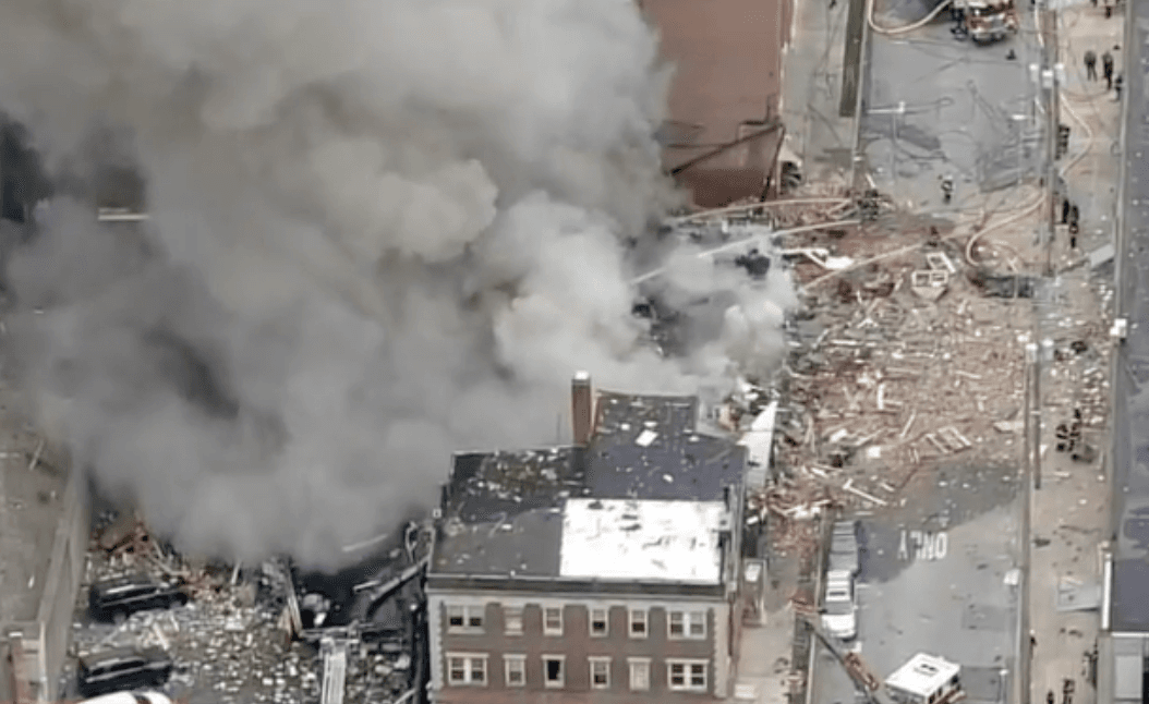 Dos muertos, 7 desaparecidos y 6 heridos tras incendio en fábrica de chocolate en Pensilvania