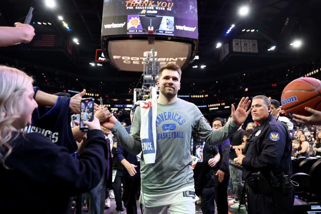 Luka Doncic aplasta a los Suns y mete a Dallas en finales del Oeste