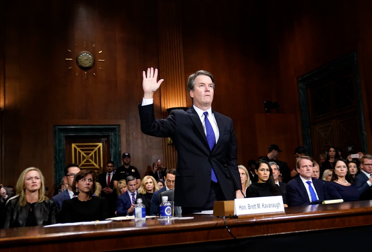 <b><a href="https://www.univision.com/temas/brett-kavanaugh">Brett Kavanaugh.</a> </b>Cuando el presidente Trump anunció su nominado para sustituir a Anthony Kennedy en la Corte Suprema, nadie imaginó que lo que vendría sería
<a href="https://www.univision.com/noticias/politica/en-12-imagenes-el-accidentado-proceso-de-confirmacion-de-kavanaugh-a-la-corte-suprema-fotos">un proceso sumamente complicado</a>. En la comparecencia del aspirante en el Senado, en septiembre de 2018, se discutió de parcialidad del futuro magistrado hacía los republicanos, de su fidelidad a Trump o la posible reversión de la legalización del aborto. Estos temas prevalecieron hasta que llegaron las acusaciones de conducta sexual inapropiada.