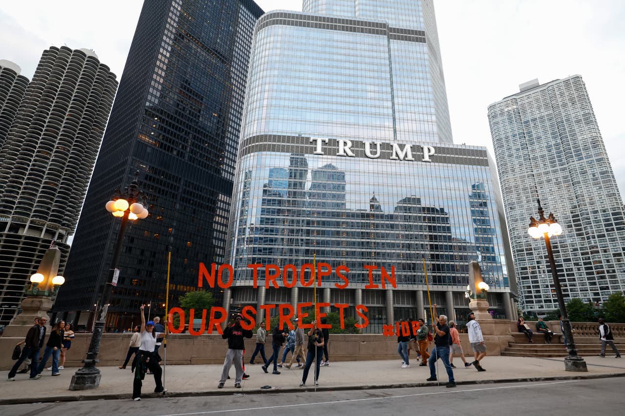 Entre carteles, mantas y consignas, la movilización se concentró en dos puntos clave: frente a la Torre Trump y en la base naval de Great Lakes.