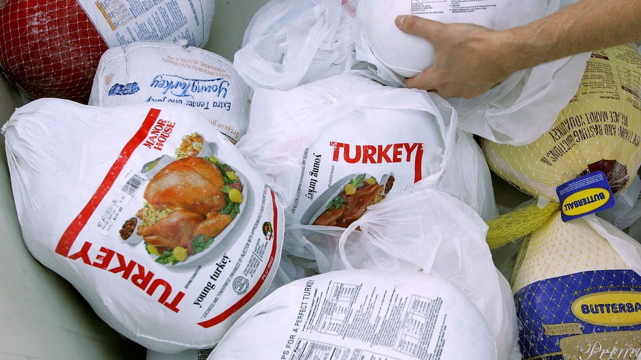 Anuncian la entrega de 600 cajas de alimentos y pavos a familias de escasos recursos en Houston