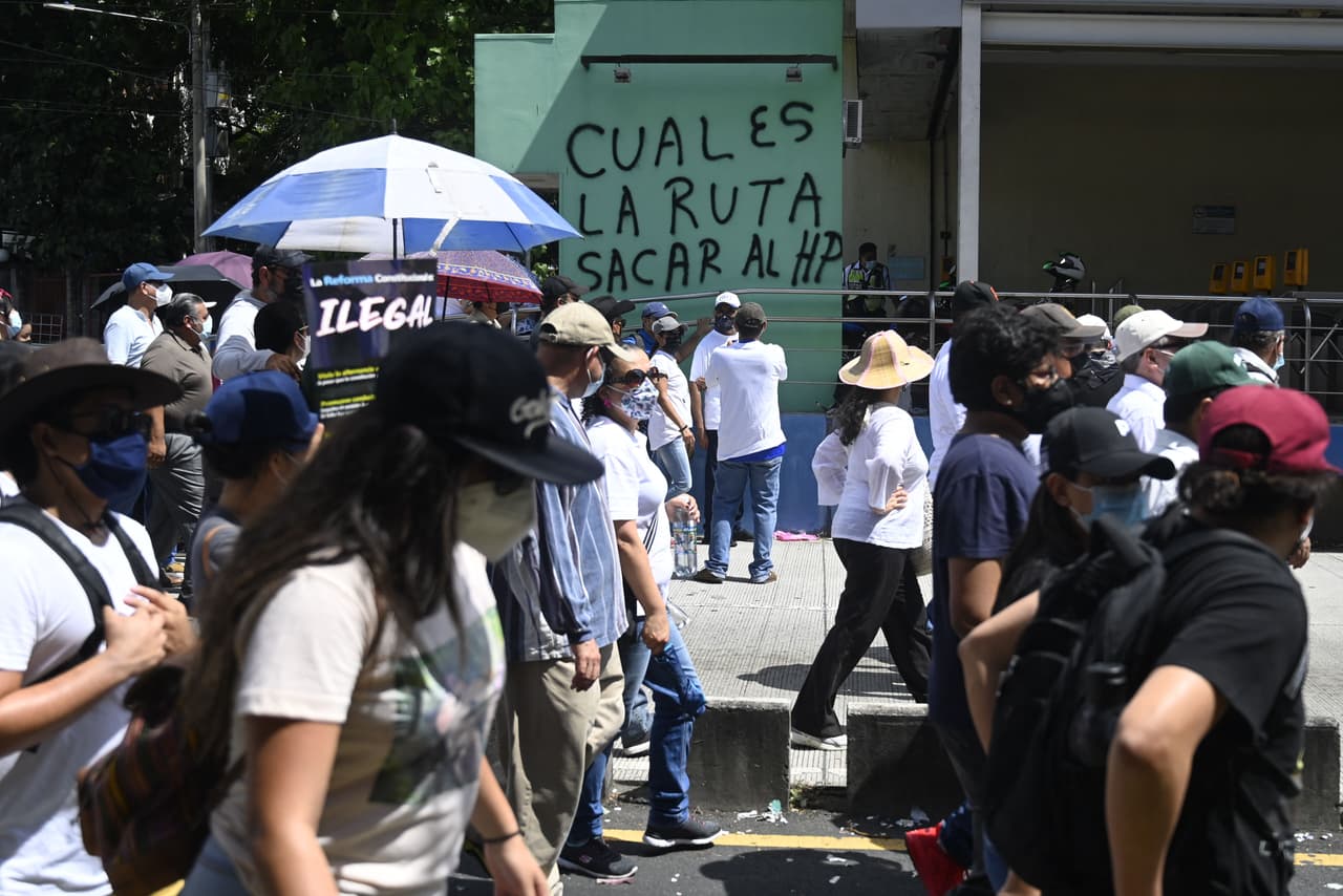 Por la noche del miércoles, el gobernante acusó a la comunidad internacional de financiar las manifestaciones en su contra. "Lamentablemente son protegidos por algunos amigos de la comunidad internacional. Digo algunos porque no son todos. Pero sí algunos, incluso financiados. Lo triste es que están financiando una oposición perversa, que no le importa dañar niños, ancianos", dijo durante un discurso televisado, con motivo del Bicentenario del país.