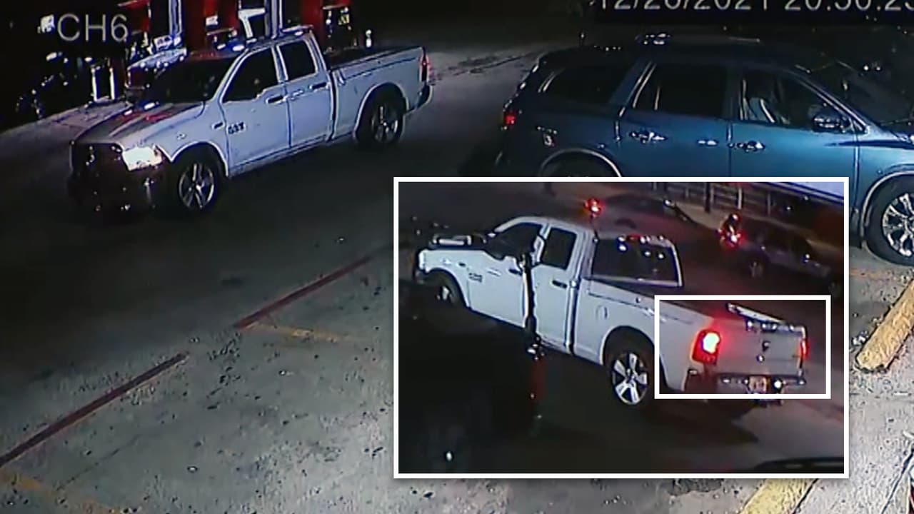 <h3 class="cms-H3-H3">El regreso de la camioneta</h3> A las 8:50 p.m.,
<b>la camioneta conducida por Richard Acosta regresó al lugar. </b>
<br>Esta vez no se estacionó y
<b>permaneció cerca de la entrada con las luces de freno encendidas,</b> según se observa en el video.
<br>Dentro de la tienda,
<b> las víctimas seguían en el local, segundos antes del ataque.</b>
